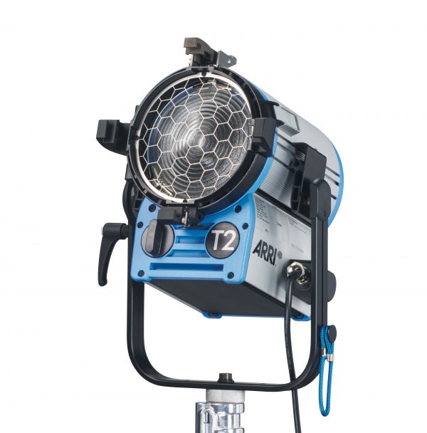 ARRI True Blue T2, MAN. 2000W, 4-Leaf Barndoor, Filterframe, inline switch, 3m cable, 28mm spigot, Blue/Silver,schuko