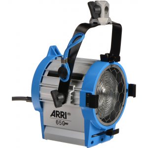 ARRI 650W Plus, MAN. Fresnel, 4-Leaf Barndoor, Filterframe, 16mm Bushing; blue/silver , Schuko-Plug